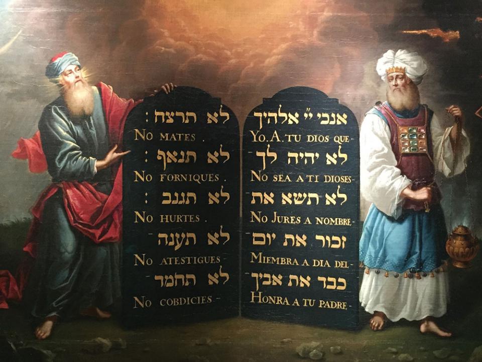 Moses and Aaron with the Ten Commandments (painting circa 1675 by Aron de Chavez). Public domain, via Wikimedia Commons.